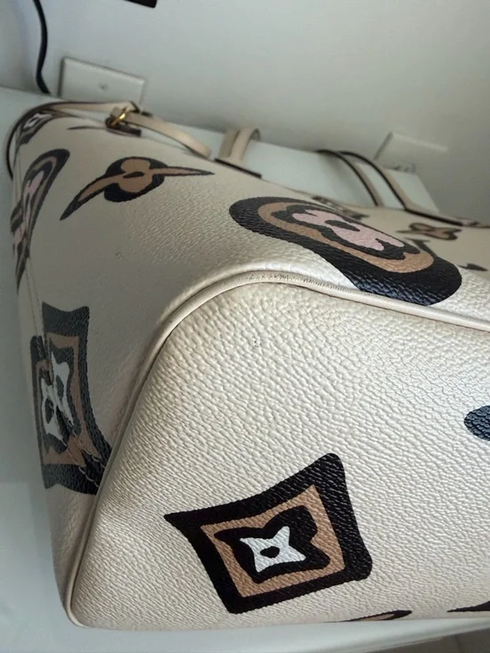Louis Vuitton Neverfull MM in “Wild Creme” - Picture 9 of 14